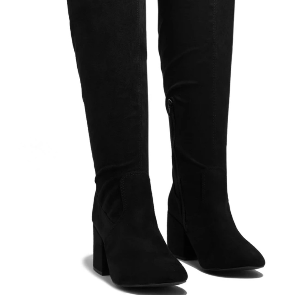 Size 9 (wide) over the knee boots with block heels comes with a silk bag 🛍